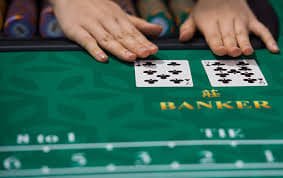 Antarmuka aplikasi kasino primatoto di layar mobile menampilkan permainan slot dan taruhan olahraga